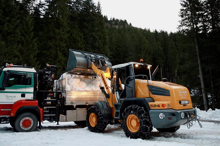 Früh morgens Schnee Ladung beim Bädle in Laterns